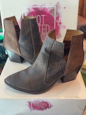 Not Rated, Cavender’s  Women's Brown Textured Pointed ankle boots